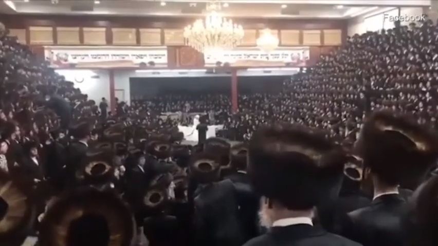 Video: Na tajné židovské svatbě se sešlo i bez pozvánek 7 tisíc lidí